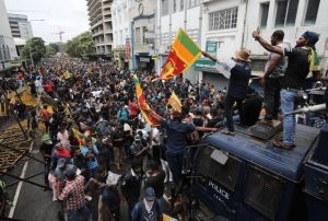 Sri Lankada protestocular bakanlk konutunu bast
