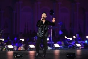 Tarkan, yzbinlerce zmirliyi coturdu