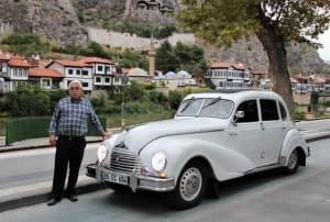 70 yıllık klasik otomobil görenleri hayran bırakıyor