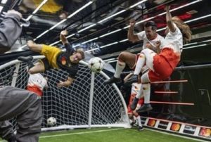 Efsane futbolcu Figo, yer ekimsiz ortamda futbol oynad