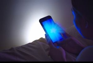 Telefon, bilgisayar ve spotlar gne kadar zararl