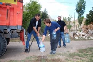 Ky susuz kald, muhtar areyi tankerle su tamakta buldu