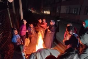 Deprem sonrasnda vatandalar sokaa kt, snmak iin ate yakt