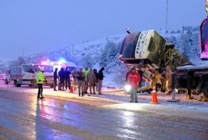 Yolcu otobs arampole devrildi: 2 l, 21 yaral