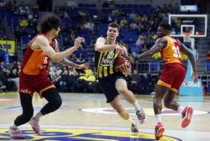 Basketbolda derbinin kazanan Fenerbahe