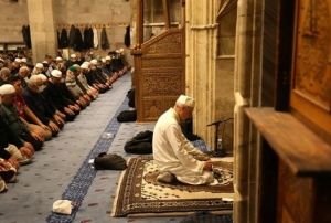 Hafz profesr 33 yldr hatimle teravih namaz kldryor