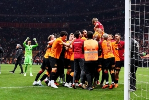 Galatasaray, Fenerbahe ve Beikta ile puan farkn 5e kard