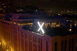 Twitter'n merkezine yeni logo 'X' yerletirildi