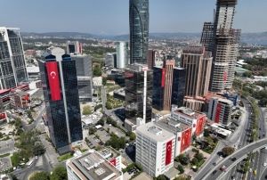 30 Austosta gkdelenler Trk bayraklaryla donatld