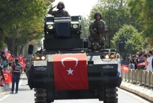 30 Austos treninde askeri birlikler hayran brakt