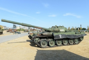 Karabada Ermeni igalinin sembol olan tank Bakye getirildi