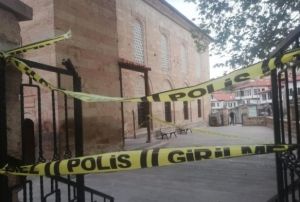 Cami avlusunda bakl saldr: 1 ar yaral