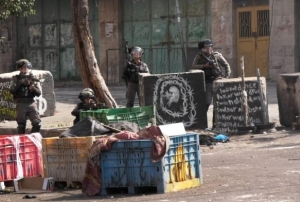 srail askeri El Halil'de Filistinli sivillerle atyor