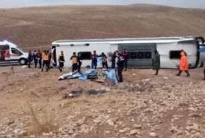 Yolcu otobs devrildi: 6 l, 28 yaral