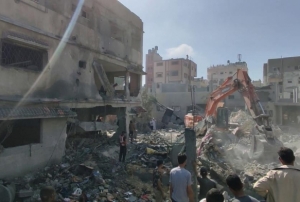 srail Gazze eridinde sivil yerleim yerlerini vurdu: 19 l