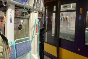 Tramvaya taş atıldı!