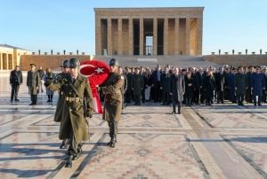 İsmet İnn, mezarı başında anıldı