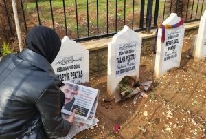 Gen kadın babasının emaneti olan gazeteye sahip ı