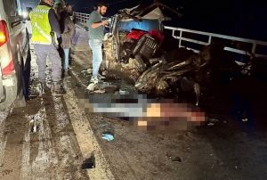Otomobil ikiye blnd: 2 l, 3 ağır yaralı