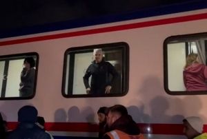 Tren kazasındaki 80 yolcu peronda!