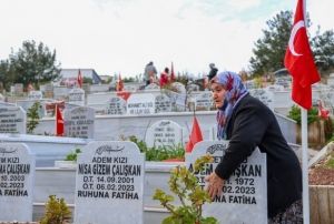 11 kuzusunun mezar taşlarını pp okşayarak tesell