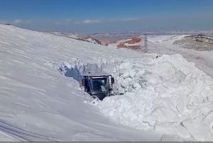 Yksekovada 5 metrelik kar tneli oluştu