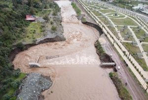 Dere Kenarında Bulunan Toprak Yol kt