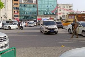 Vali silahlı kavganın ortasında kaldı