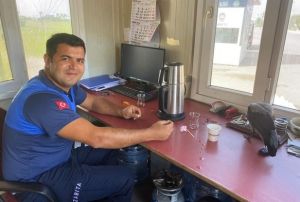 Zabıtalara misafir olan karganın kahvaltı keyfi