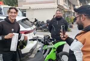Ceza Makbuzuyla Fotoğraf ektirdi