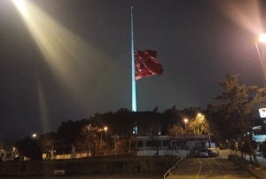 Bayraklar Yarya ndirildi