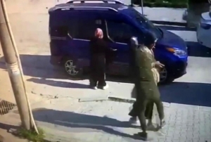Gen kz, sokak ortasnda karld