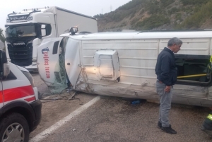 Servis minibs devrildi: 10 yaral