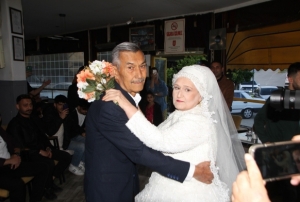 Eine 45 yl sonra gelinlik giydirdi