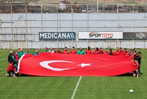 Sivasspor antrenmanda dev Trk bayra at