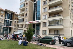 Karsn baklayarak ldrp banda bekledi