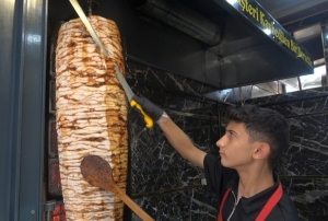 Hem okuyor hem dner kesiyor