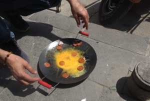 Betonun zerinde yumurta piirdi!