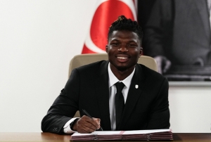 Beikta'ta yeni transfer El Bilal Toure ilk idmanna kt