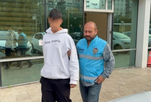 Nianlsnn parmandaki yz zorla ald iin tutukland