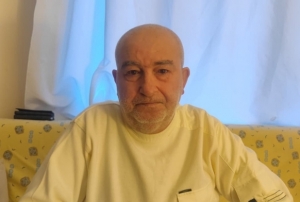 Kendi selasını okutan adam...