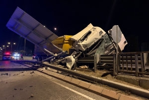 Kayseri’de tır bariyerlere girdi: 1 yaralı