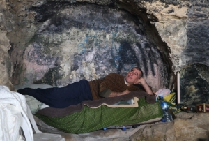 Mağarasını boşaltacak olmanın hüznünü yaşıyor