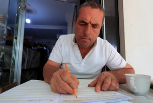 Ehliyet için okuma-yazma öğrenmeye başladı