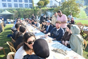 2 saatte 3 ton hamsi yediler!