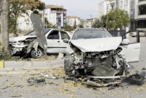 Aksaray'da üç araç birbirine girdi