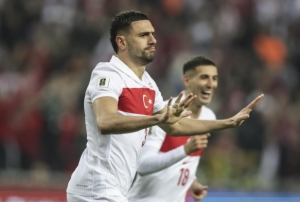 Merih Demiral, Al Ahli ile s�zle�me yeniledi