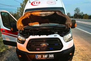 Seyir halindeki ambulans alev ald�