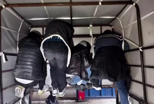 Saklanmaya �al��an 4 g��men yakaland�