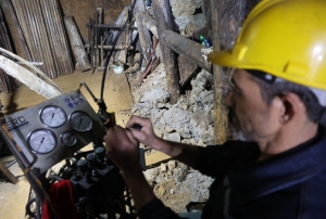 Yerin 700 metre altnda zorlu mcadele